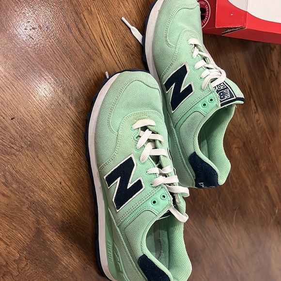 Women’s New Balance 574 - Picture 3 of 4